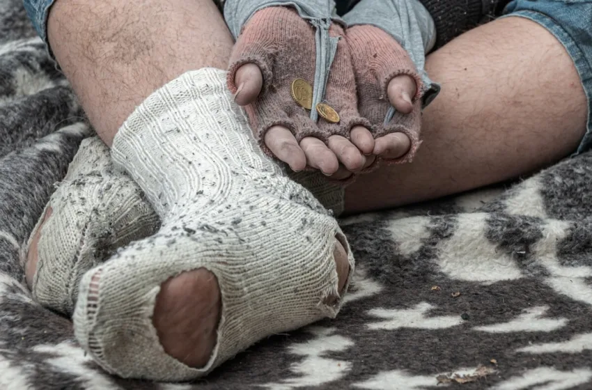 26-годишна жена со дете завиткано во ќебе питачела во Битола, другите 4 деца ги оставила дома сами!