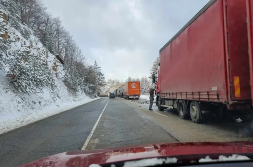 Обилни врнежи од снег на Стража, се воведува забрана за тешки товарни возила