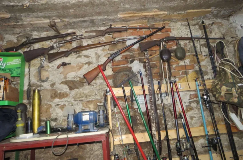 Претреси во Битола, пронајдени 25 парчиња оружје, приведени две лица