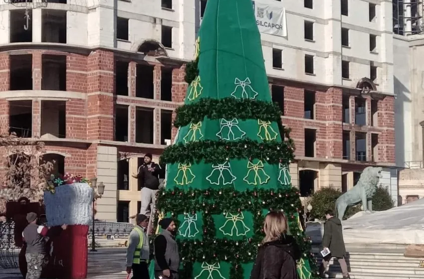  СРПСКИ МЕДИУМИ НИ СЕ ИЗНАСМЕАЈА ЗА ЕЛКАТА НА ПЛОШТАД, А ЈА СПОМЕНАА И БИТОЛСКАТА: Еве што пишуваат