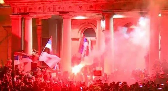  (ВИДЕО) ИСКРШЕНА Е ВЛЕЗНАТА ВРАТА: Граѓаните и опозицијата сакаат да упаднат во Собранието во Белград