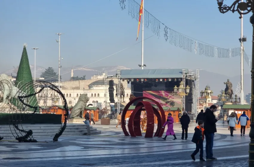  ФОТО Поставена бина и куќарки на плоштадот во Скопје