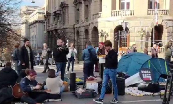 СТАВИЈА ШАТОРИ: Српските студенти почнаа со протести