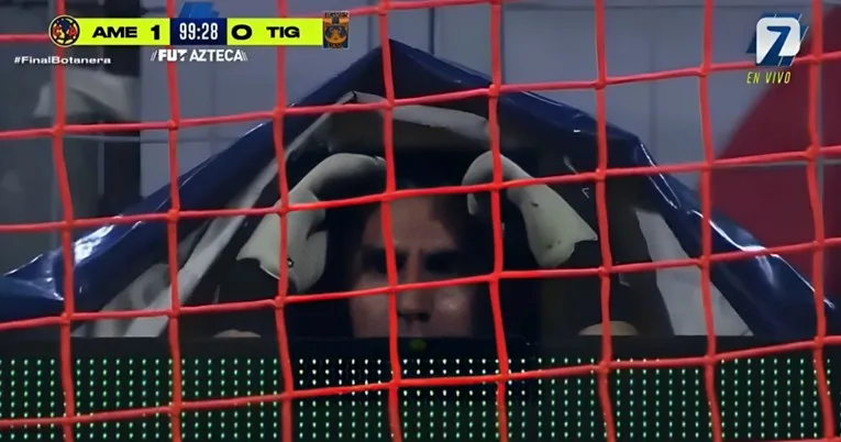  Голман доби црвен картон, па се сокри под церада за да го догледа финалето (ВИДЕО)