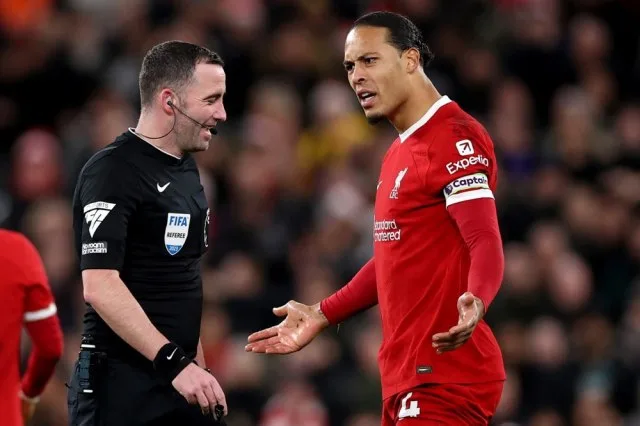  Ван Дајк кон судијата: Да не си пијан? (ВИДЕО)