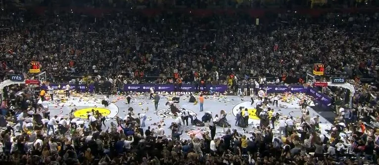  Навивачите на Партизан го наполнија паркетот со играчки (ВИДЕО)