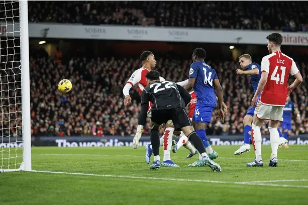  Арсенал зариба пред своите навивачи и го испушти првото место (ВИДЕО)