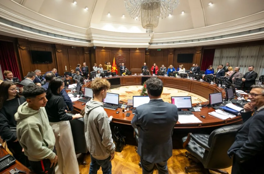  Ковачевски на предновогодишна средба со децата од малите групни домови од ЈУ Детски дом „11 Октомври“