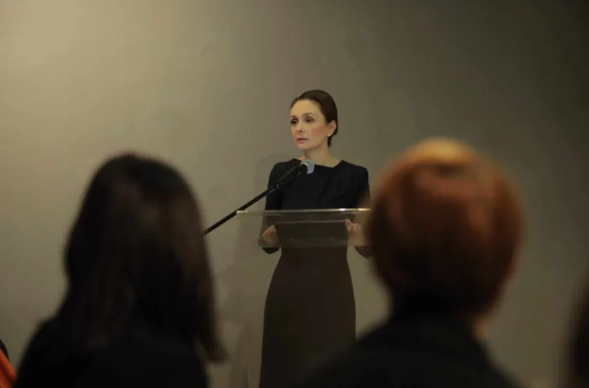  Првата дама: Трагедијата со Вања мора да биде алерт дека треба да воспоставиме темелни образовни, економски и социјални политики