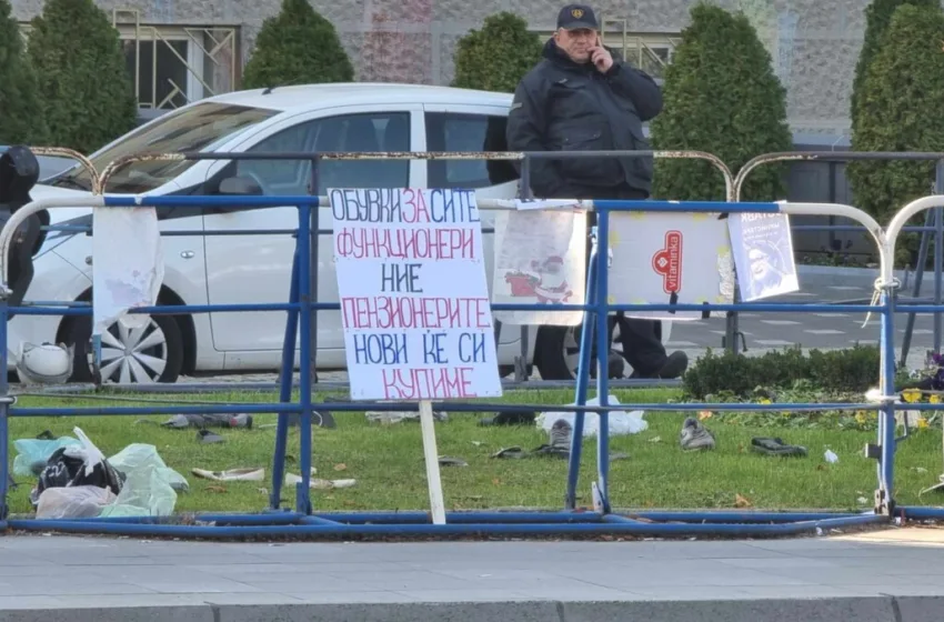  ФОТО: Пензионерите на протест – им оставија обувки на функционерите!