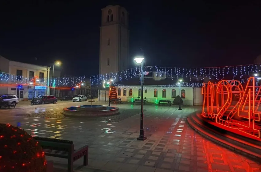  И Берово новогодишно се украсува, наскоро ќе биде поставена и елката!