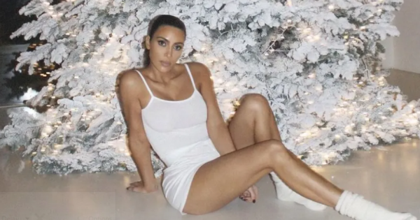  (ВИДЕО) Ким Кардашијан се пофали како го украсила домот: Има 15 елки
