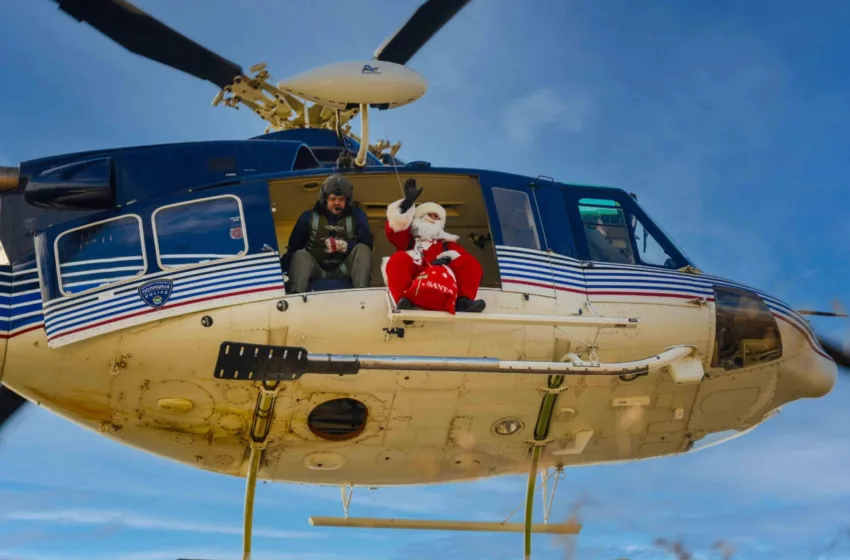  ФОТО Дедо Мраз пристигна со хеликоптер во Скопје