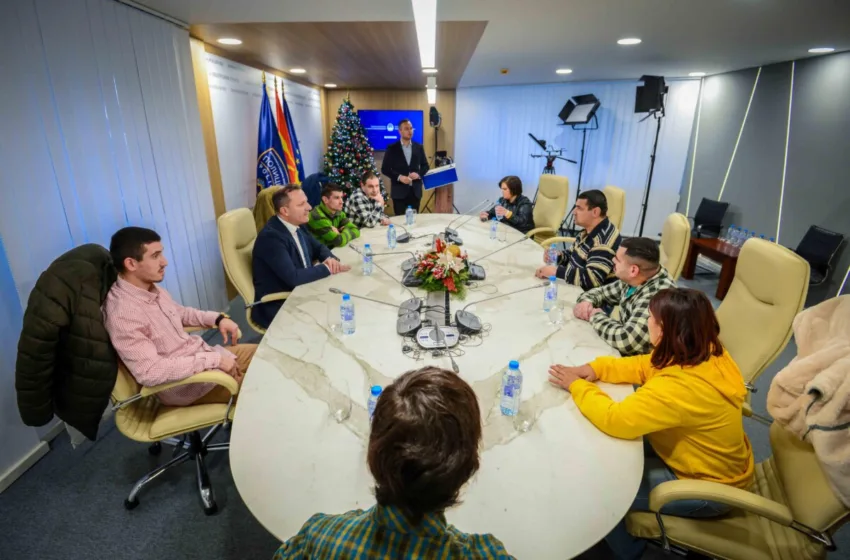  ВИДЕО Спасовски им додели новогодишни пакетчиња на децата од Заводот за рехабилитација на деца и младинци во Скопје