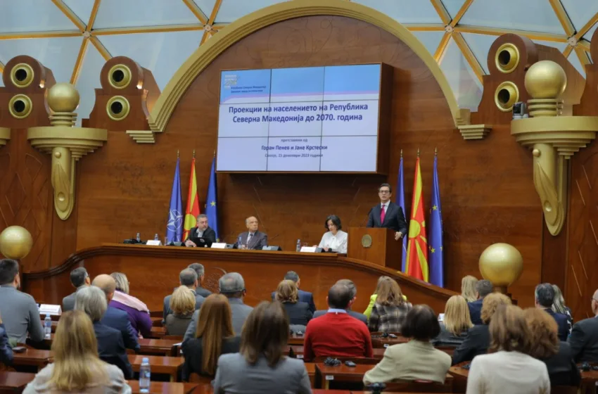 Пендаровски: Негативната демографија најголема закана за иднината на државата, корупцијата најголем двигател на иселувањето