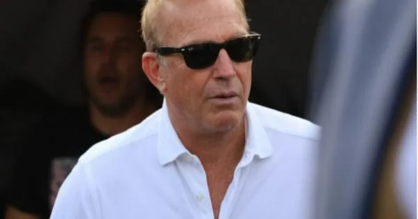 Кевин Костнер по бурниот развод во врска со 19 години помлада пејачка