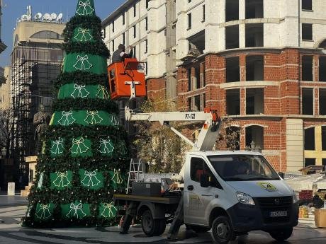  ФОТО Елката во Скопје конечно завршена, веќе не е половично украсена