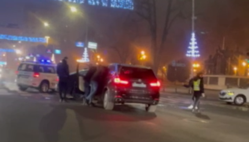 ВИДЕО Тешка сообраќајна несреќа кај Собрание, се судрија мерцедес и БМВ