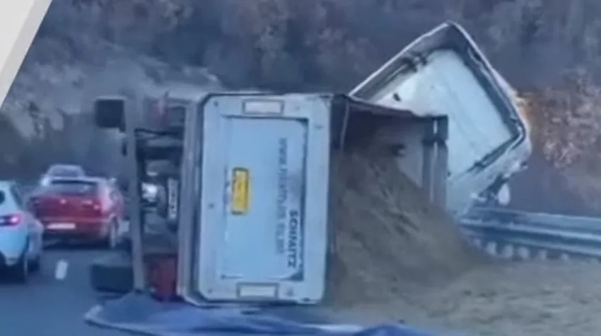 ВИДЕО Шлепер се преврти кај Плетвар, отежнато движењето на сообраќајот