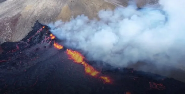  Исланд: Силна вулканска ерупција во близина на Рејкјавик, тече силна лава!