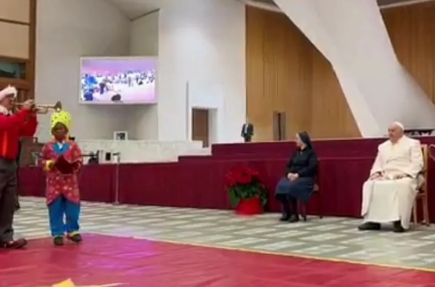  ВИДЕО ВАКА ПАПАТА ГО ПРОСЛАВИ 87. РОДЕНДЕН: Детска песна и игра, циркуска претстава, па ужина и торта пред молитва