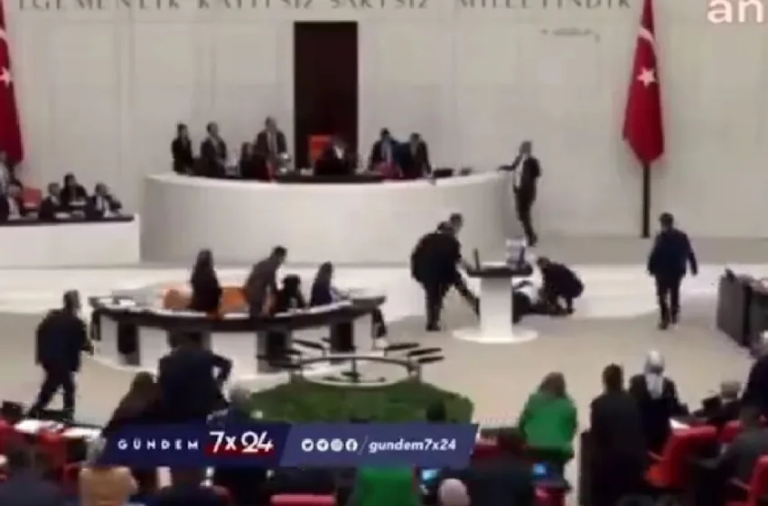  ВИДЕО Почина турскиот пратеник кој доживеа срцев удар додека ја критикуваше политиката на владата кон Израел