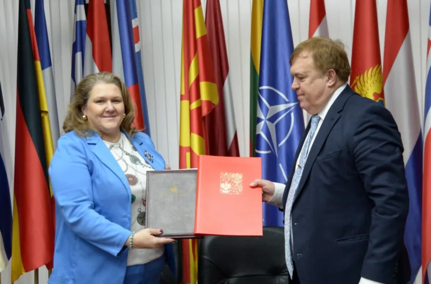  Министерката Петровска потпиша договор за набавка на делови за воздухоплови од Чешка со кој за прв пат се донесе системско решение за целосна функционалност на македонското воено воздухопловство