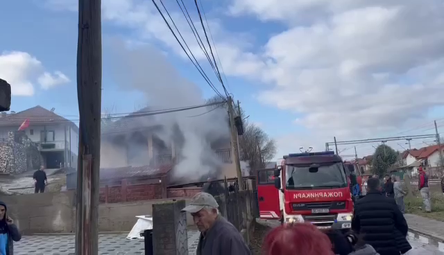  ВИДЕО Пожар во Зелениково, една куќа изгоре целосно