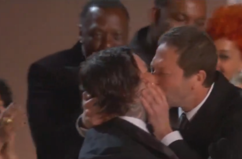  Зошто славните мажи се бакнуваат во уста на наградите?