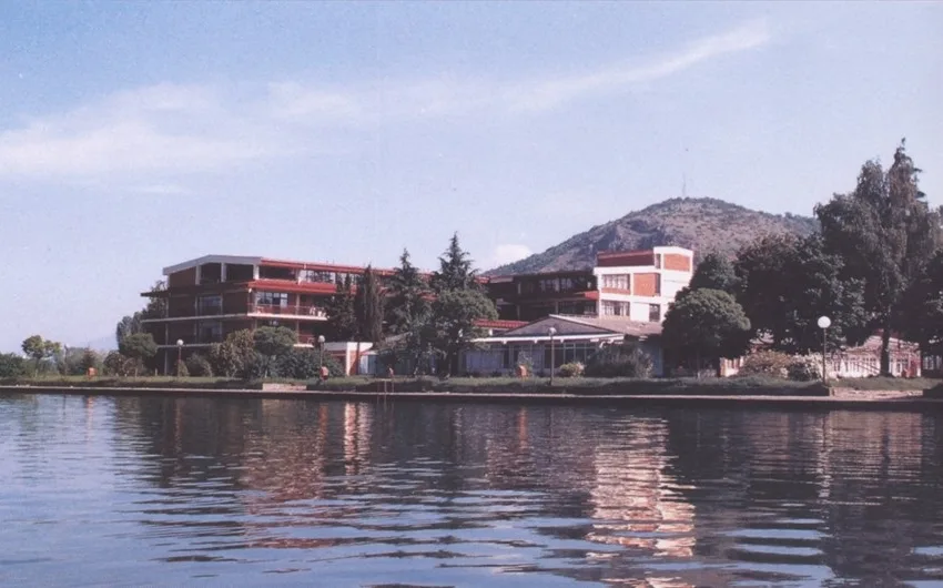  Тешко повреден 42-годишник од струшко откако работна машина излетала од патот