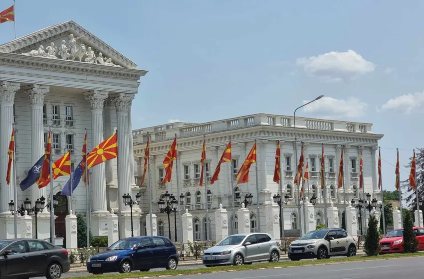  Денеска Ковачевски му ја предава функцијата на претседателот на преодната влада Џафери