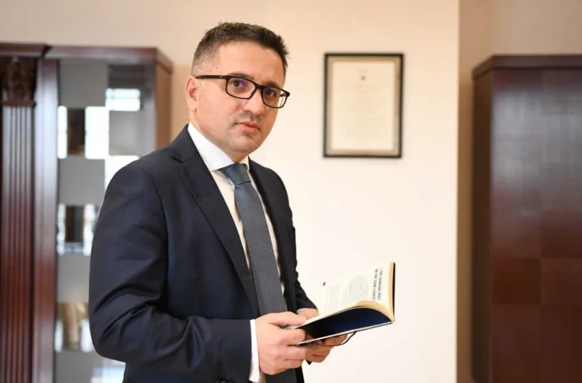 Бесими: Нема да има зголемување на платите на функционерите во 2024