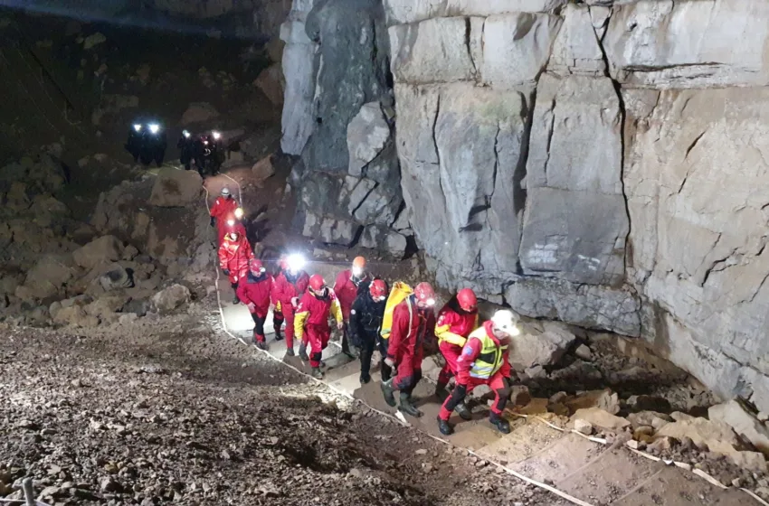 АКЦИЈАТА УСПЕА ПО ГОЛЕМИ НАПОРИ, ЛУЃЕТО СЕ СПАСЕНИ ОД КРИЖНА ЈАМА: Семејството и водичите го здогледаа светлото на денот