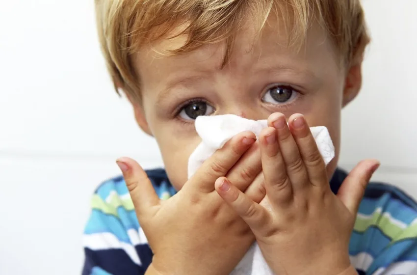  БОЛЕСТА ОД 100 ДЕНА КОСИ БЕБИЊА И ДЕЦА ВО СРБИЈА – алармантни податоци, веднаш на лекар доколку ги забележите овие симптоми