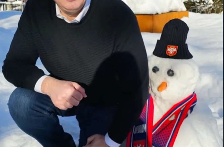 ВУЧИЌ НАПРАВИ НАЈУБАВ СНЕШКО ВО ДАВОС, ИМА КАПА И ШАЛ СО СРПСКИ СИМБОЛИ: Го посвети на синот Вукан