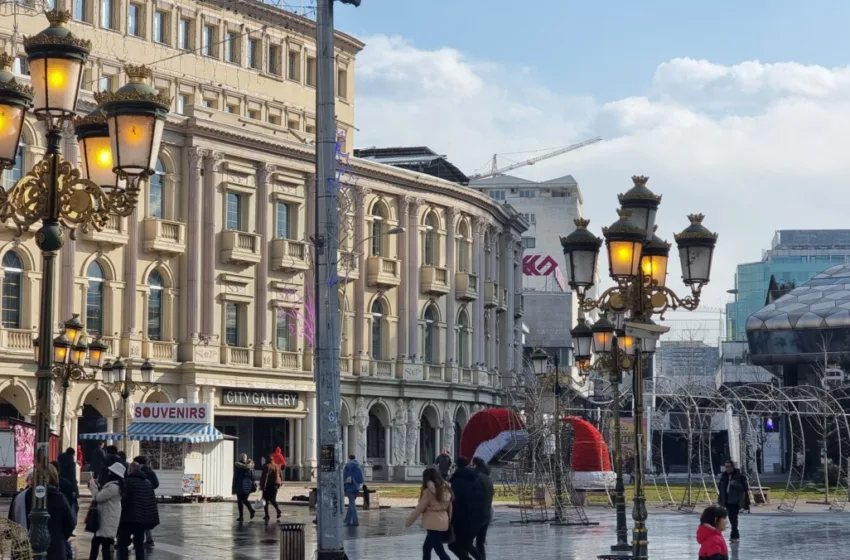  ФОТО Сонце и вклучени канделабри, ,,одлична” комбинација во енергетска криза