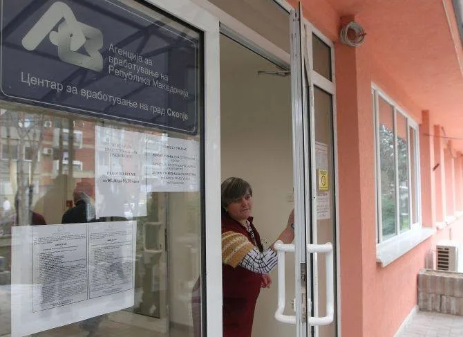 ГАЗДИТЕ ПАНИЧЕА И МОЛЕА ЗА РАБОТНИЦИ, А НОСЕВМЕ И ОД СТРАНСТВО – но дали сега има обратен тренд, во декември невработеноста се зголеми за три илјади