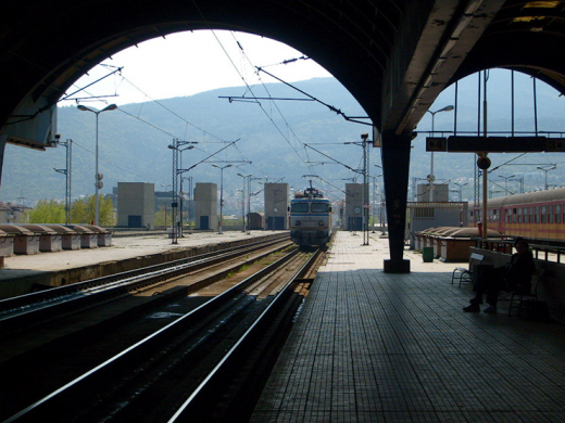  ЧЕКОР НАПРЕД, ТРИ НАЗАД – зошто двајцата топ државни должници натрупаа обврски од над 100 милиони евра