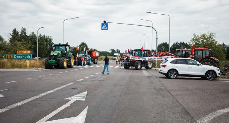 ФРАНЦУСКИТЕ ЗЕМЈОДЕЛЦИ ГНЕВНИ НА ПАТОТ КОН ПАРИЗ: Запираат камиони со странска стока и ја палат