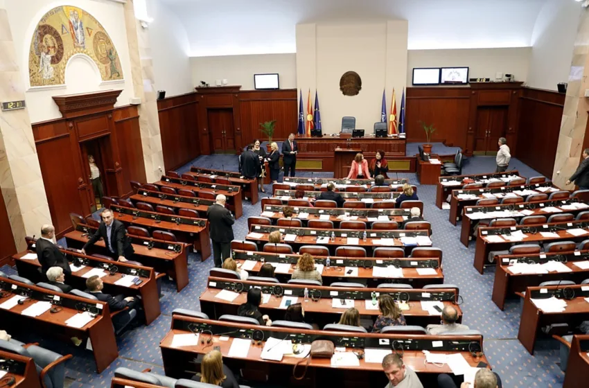  СОБРАНИЕТО СЕ „ПОЛНИ“ СО СОВЕТНИЦИ И ПОМОШНИЦИ РАКОВОДИТЕЛИ – платите и не се така лоши, стигнуваат и до 1.000 евра