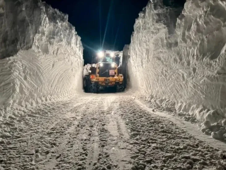  СТОТИЦИ СЕЛА СЕ ОТСЕЧЕНИ: Снежната покривка во источна Турција достигна 10 метри