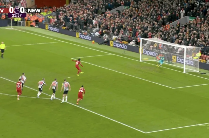 Бурно полувреме на Енфилд – два поништени гола и еден промашен пенал (ВИДЕО)