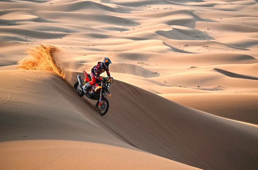 Мотоциклист се бори за живот по тежок пад на релито Дакар