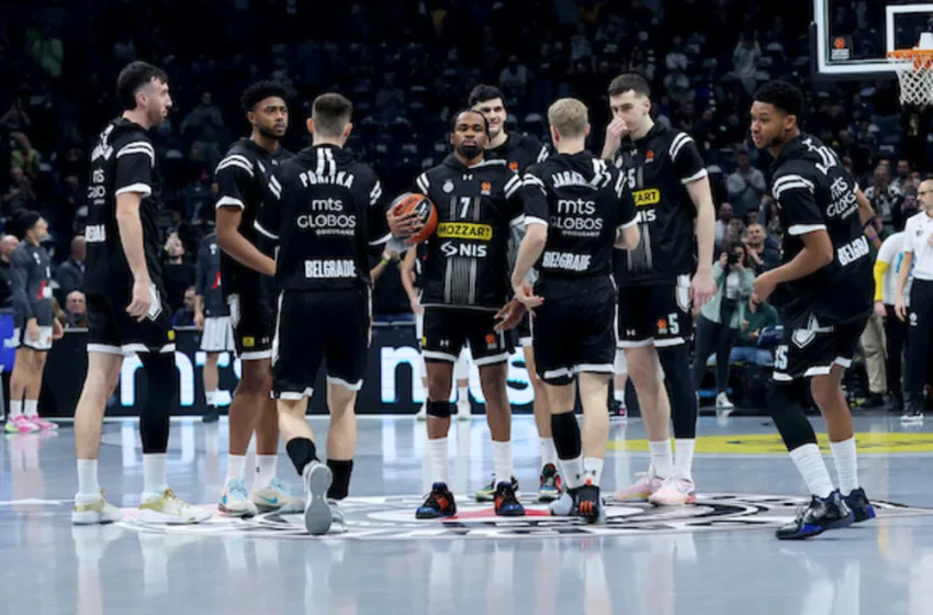  Кошаркарите на Партизан на мечот во Атина истрчаа со маици со ликот на Милојевиќ (ФОТО)