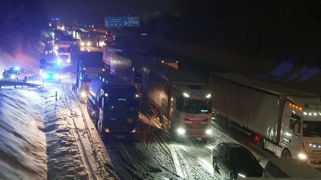 Поради снежната бура стотици летови откажани на аеродромот во Франкфурт