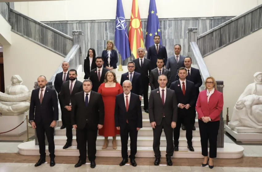 Фамилијарна фотографија од техничката Влада – Џафери: Денес се исполнува сонот за прв премиер Албанец!