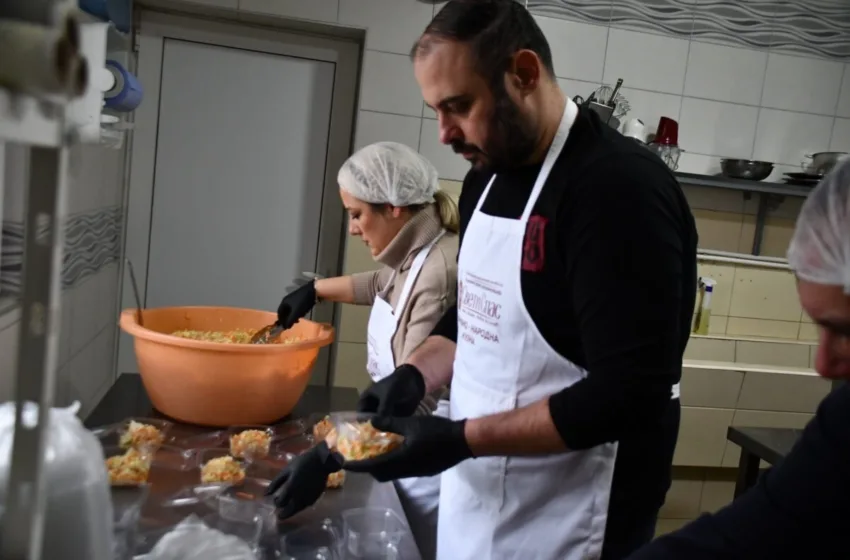  ​Градоначалникот Ѓорѓиевски и отец Оливер подготвија триста Божикни оброци за социјално загрозени семејства