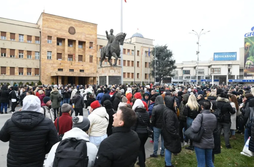 ФОТО Протест пред Собрание – АПИС: Доколку не ги прифатат нашите предупредувања и укажувања за Законот за игри на среќа ќе следи серија масовни протести