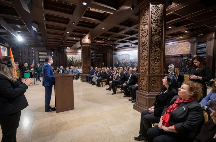  Претседателот Пендаровски одликуваше шестмина македонисти со Медал за заслуги за Македонија