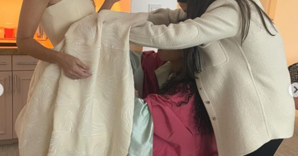  ФОТО+ВИДЕО: Познатата актерка на Златните глобуси дојде со фустан извезен со вагини